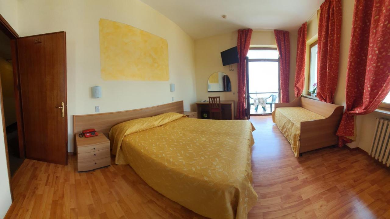 Hotel Merano Бренцоне-суль-Гарда Екстер'єр фото