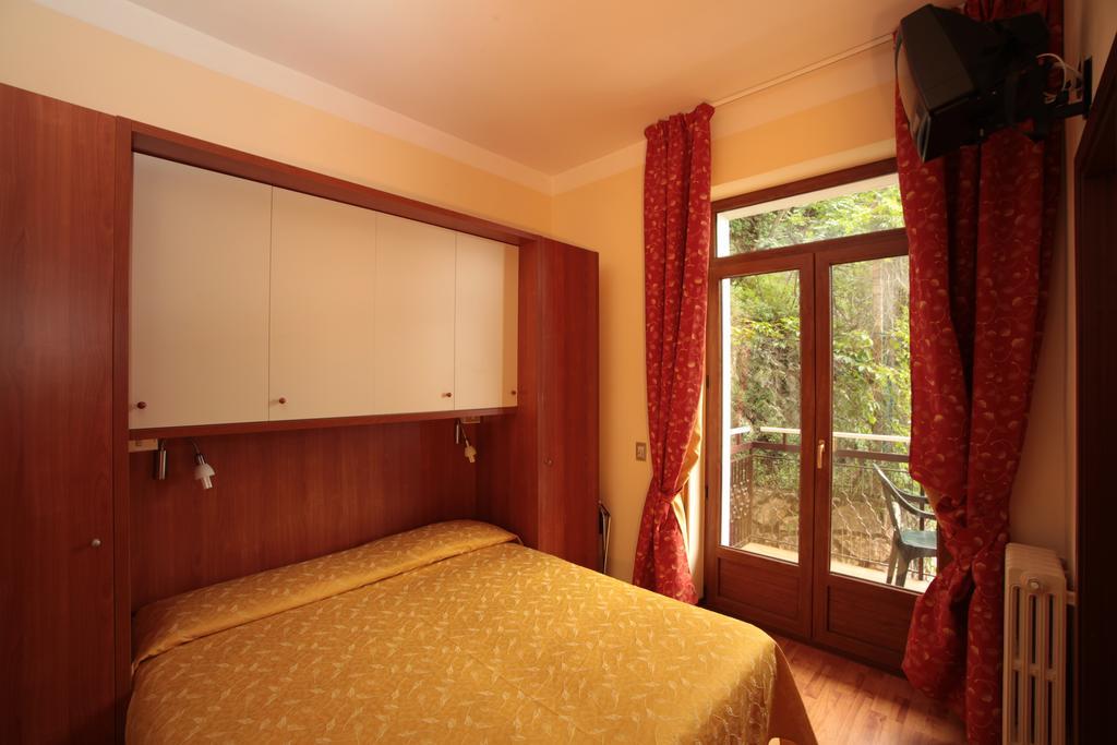 Hotel Merano Бренцоне-суль-Гарда Номер фото